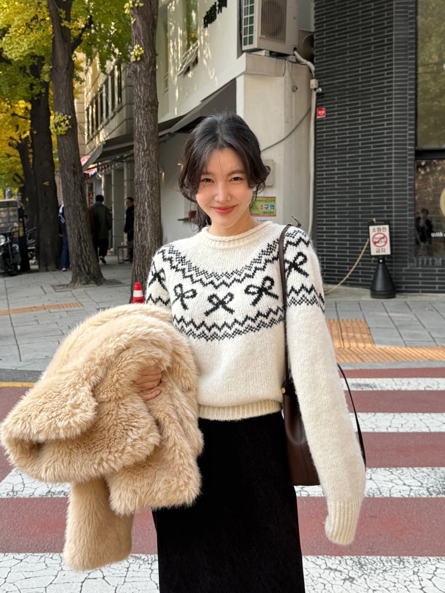 Nếu muốn làm mới phong cách mà vẫn giữ được sự tinh tế, áo len họa tiết là lựa chọn đáng cân nhắc. 