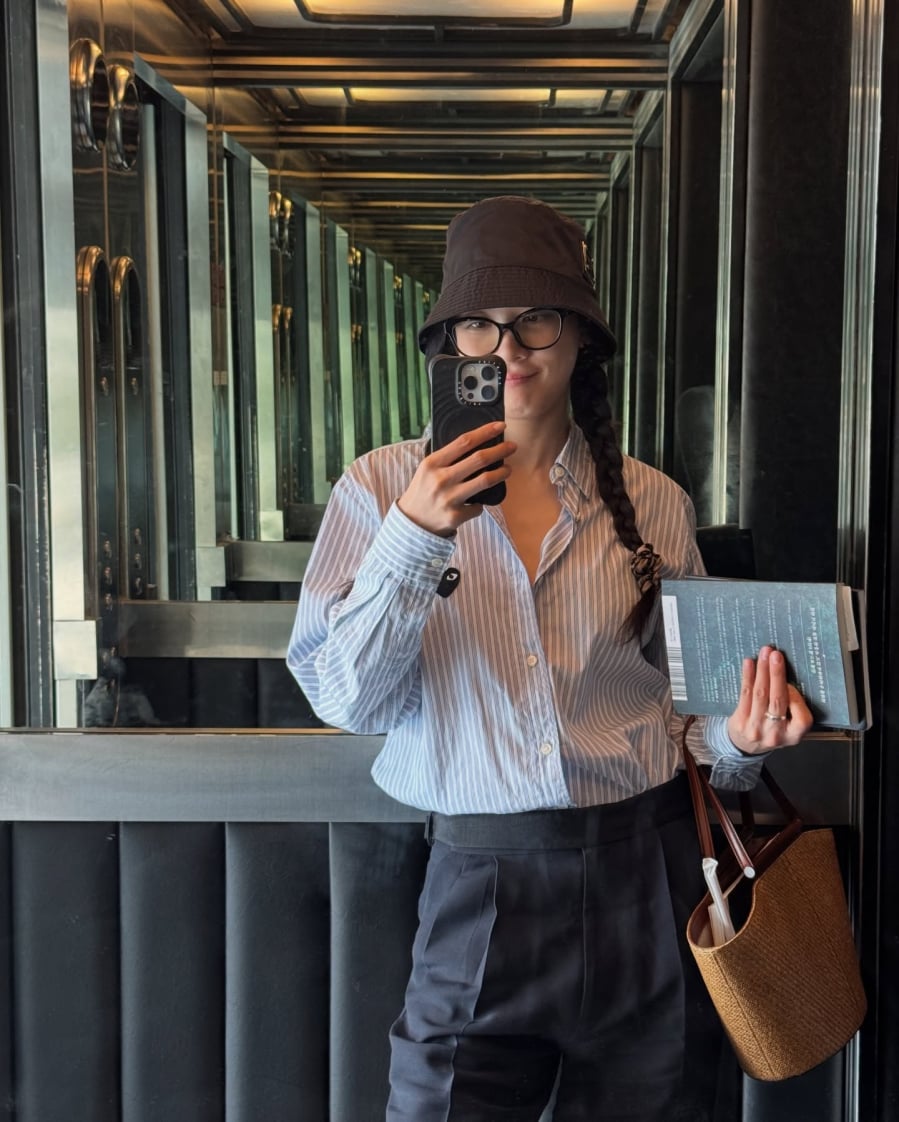 Thiết kế này đại diện cho sự thanh lịch và chỉn chu, nhưng vẫn có thể linh hoạt biến tấu để phù hợp với nhiều hoàn cảnh khác nhau. 