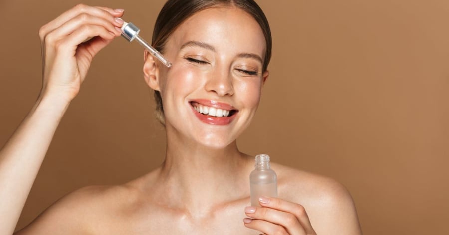 Hoạt chất này giúp trung hòa các gốc tự do hình thành do tia UV và ô nhiễm môi trường, vốn là những yếu tố thúc đẩy quá trình lão hóa da.    