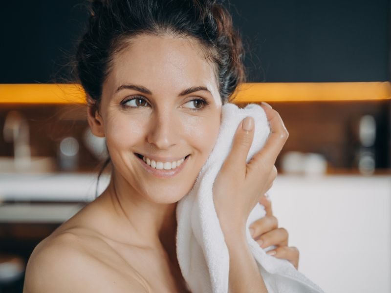 Ngủ sớm không chỉ giúp da đẹp hơn mà còn cải thiện sức khỏe tổng thể, điều mà không một loại mỹ phẩm nào có thể thay thế.