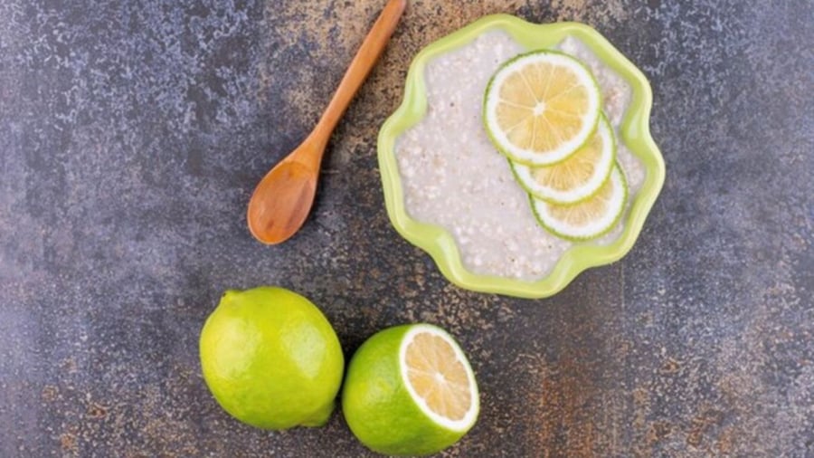 Chanh và muối có thể giúp khử mùi hôi trong nhà vệ sinh.