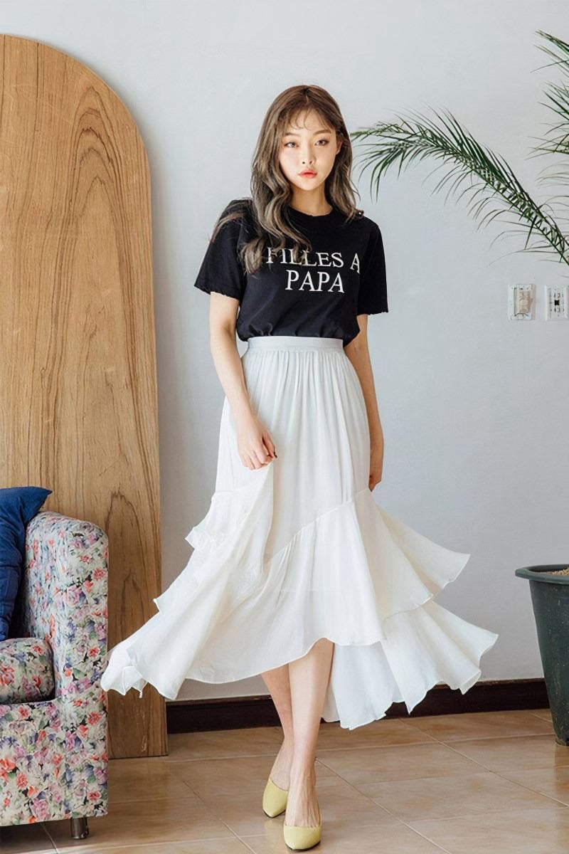  Thay vì che kín toàn bộ đôi chân bằng váy dài, những thiết kế váy mullet với phần trước ngắn, sau dài sẽ giúp khoe khéo một phần chân