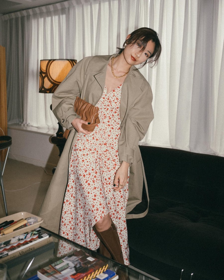  Khi phối cùng phụ kiện đơn giản, váy hoa nhí không bị “bánh bèo” mà vẫn giữ được nét hiện đại, hài hòa.