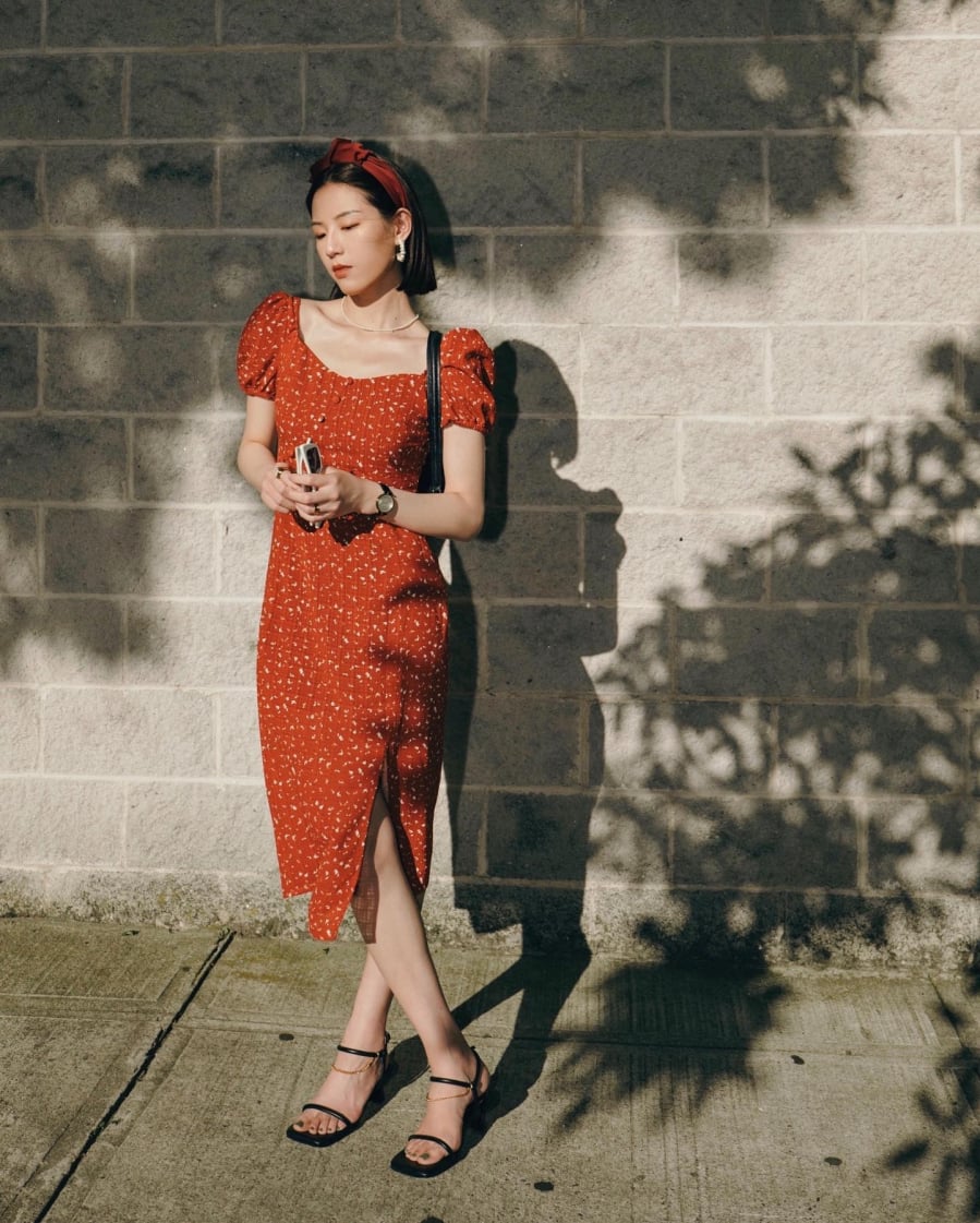 Chi tiết tay bồng được dự đoán tiếp tục là điểm nhấn nổi bật trong các thiết kế váy dài năm 2026. 