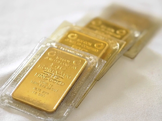 Giá vàng nhẫn cũng ghi nhận mức tăng mạnh. SJC điều chỉnh tăng 3,4 triệu đồng mỗi lượng, đưa giá mua vào lên 177 triệu đồng và bán ra 180,1 triệu đồng/lượng. 