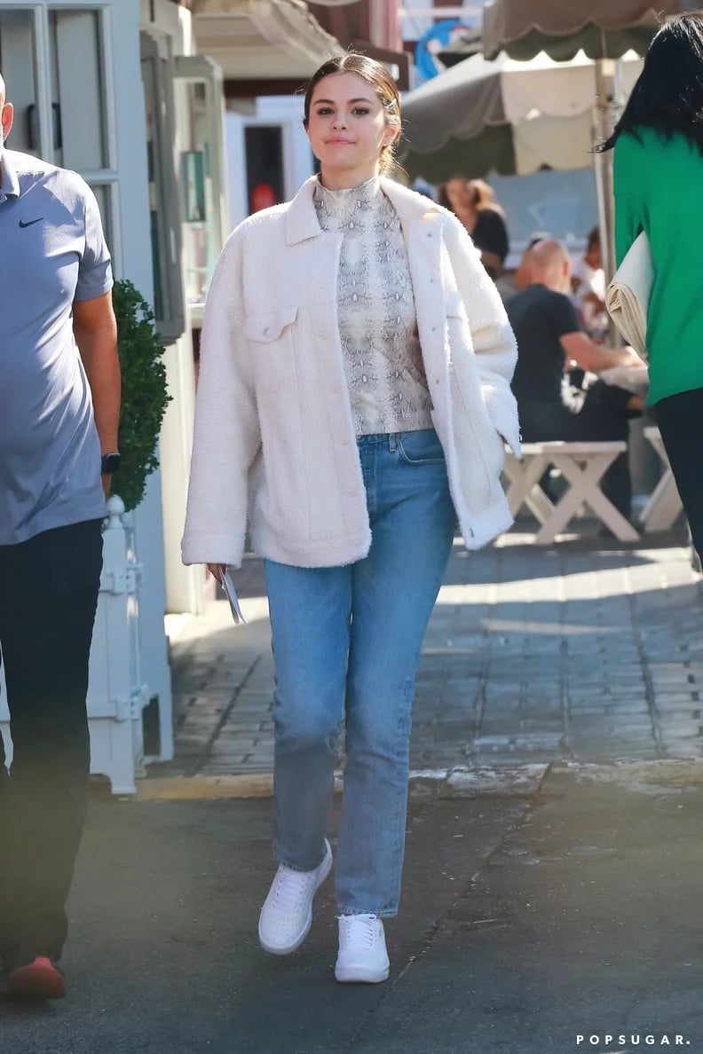 Chỉ cần bổ sung một vài phụ kiện tối giản như thắt lưng da hay túi xách trơn màu, set đồ đơn giản này vẫn toát lên vẻ tinh tế rất riêng.