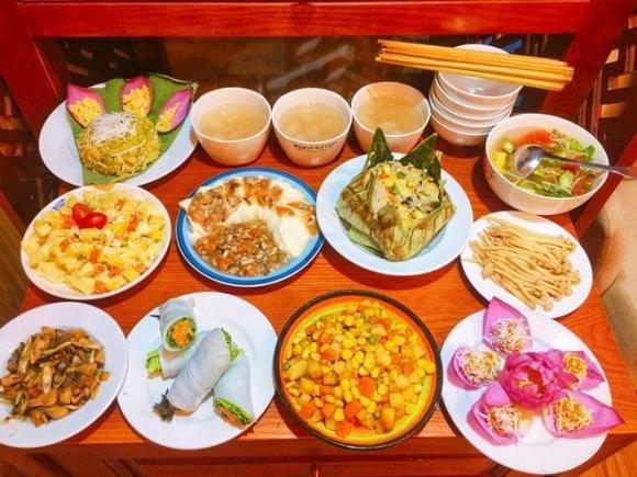 Trong văn hóa truyền thống Việt Nam, việc cúng mặn bắt nguồn từ quan niệm “mâm cao cỗ đầy”, thể hiện sự chu đáo và lòng hiếu kính đối với tổ tiên. 