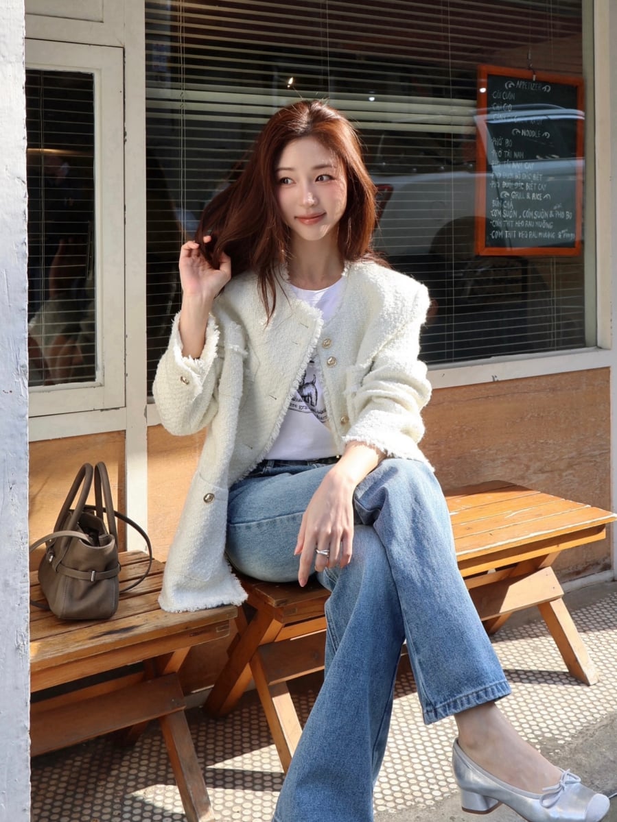 Đây là kiểu áo được yêu thích trong những năm gần đây, đặc biệt phù hợp với không khí Tết khi nhiều người ưu tiên trang phục chỉn chu và có điểm nhấn tinh tế.