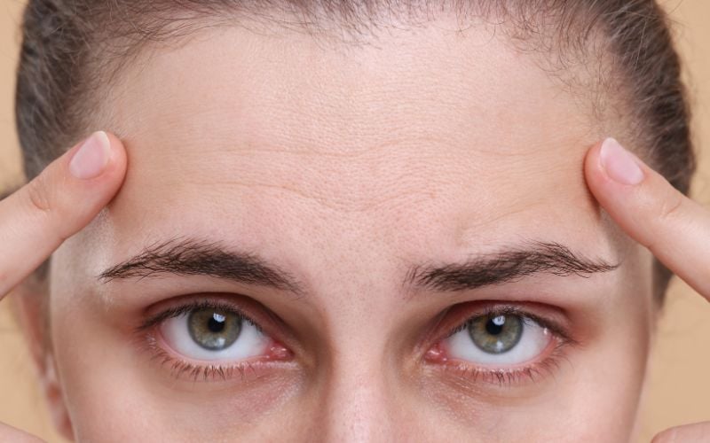 Các hoạt chất chống lão hóa như retinol, retinoid hoặc bakuchiol có khả năng kích thích tái tạo tế bào, thúc đẩy quá trình sản sinh collagen và elastin, từ đó giúp da săn chắc và đàn hồi hơn.