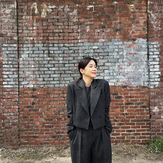 Công thức này giúp nữ diễn viên luôn xuất hiện với vẻ ngoài sang trọng mà không quá cứng nhắc.