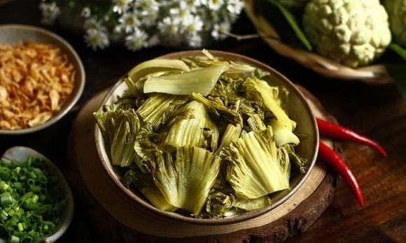 Trong một số trường hợp hiếm gặp, nếu tiêu thụ lượng lớn dưa muối trong thời gian ngắn, cơ thể còn có thể bị ngộ độc nitrit, dẫn đến tình trạng thiếu oxy trong máu, tiềm ẩn nguy cơ đe dọa tính mạng.    