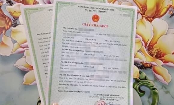 Theo Điều 13 Luật Trẻ em 2016, trẻ em có quyền được khai sinh, khai tử, có họ tên, quốc tịch và được xác định cha, mẹ, dân tộc, giới tính theo quy định của pháp luật.