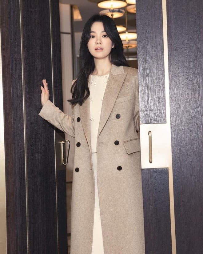  Những thiết kế dài qua gối hoặc ngang bắp chân không chỉ giữ ấm tốt mà còn tạo cảm giác chỉn chu, đĩnh đạc, rất phù hợp với vẻ đẹp chín muồi của phụ nữ ở độ tuổi trung niên.