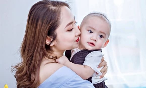 Theo quy định của Bộ luật Dân sự 2015, Luật Quốc tịch Việt Nam và Thông tư 04/2020/TT-BTP hướng dẫn Luật Hộ tịch, khi đặt tên cho con để đăng ký khai sinh, cha mẹ cần lưu ý và tránh những trường hợp bị pháp luật hạn chế.    