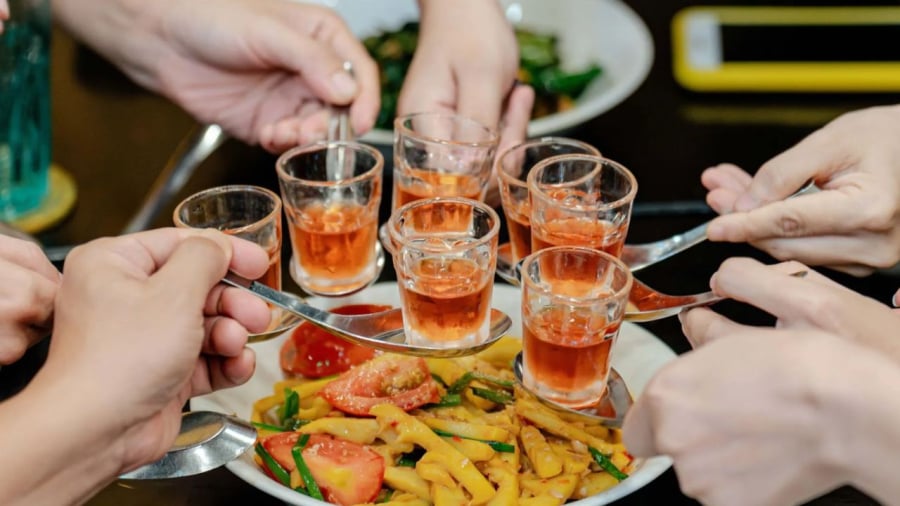 Trước khi uống rượu bia, bạn có thể ăn lót dạ để bảo vệ dạ dày.