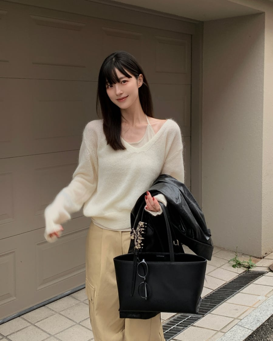 Khi diện trang phục trắng, tổng thể thường trở nên sáng sủa hơn, làn da trông tươi tắn và các đường nét cơ thể cũng được tôn lên rõ ràng. 