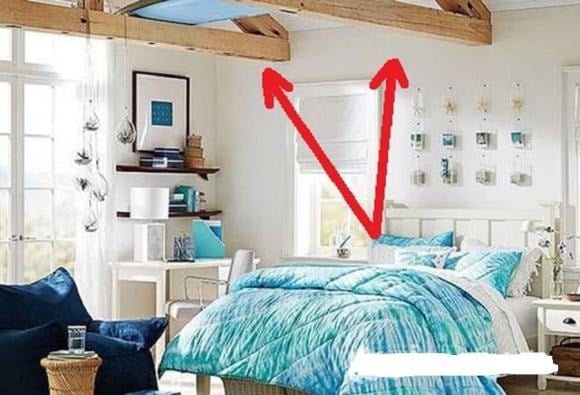 Việc kê giường ở giữa phòng, cả đầu và chân giường đều không sát tường được xem là đại kỵ. 