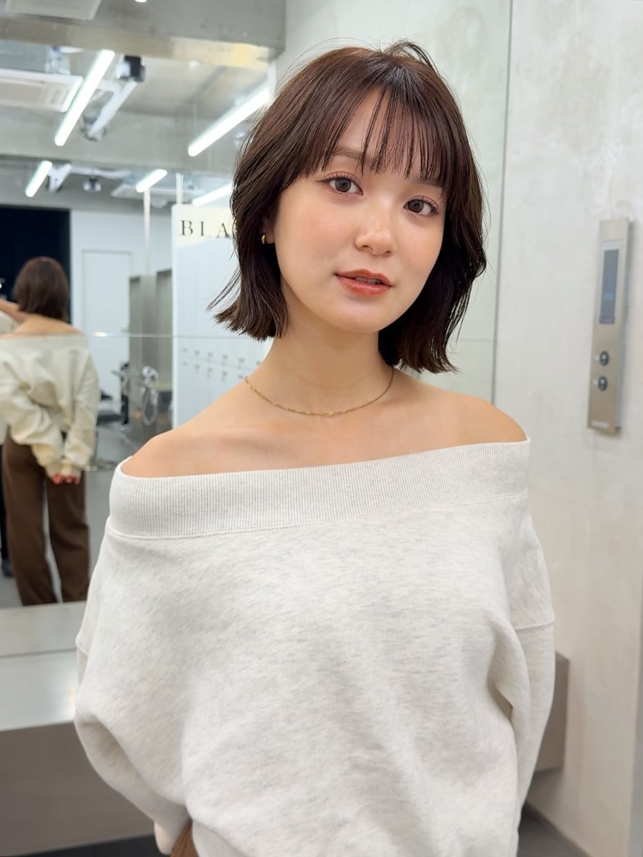 Bạn có thể để tóc thẳng tự nhiên hoặc uốn nhẹ phần đuôi để tăng độ bồng bềnh, rất hợp với phong cách nữ tính, trong trẻo.