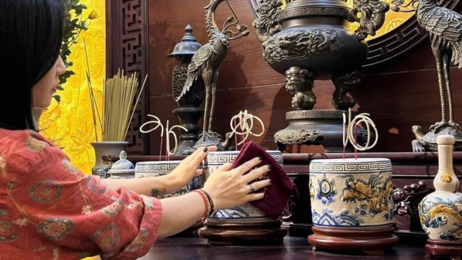 Bao sái bàn thờ là một nghi thức quan trong được các gia đình thực hiện vào dịp cuối năm.