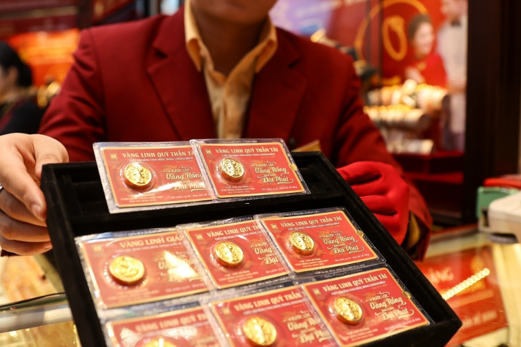 Theo ông David Meger, Giám đốc giao dịch kim loại tại High Ridge Futures, thị trường vàng đang chứng kiến làn sóng bán tháo mạnh sau khi kim loại quý vừa thiết lập các đỉnh lịch sử mới.    