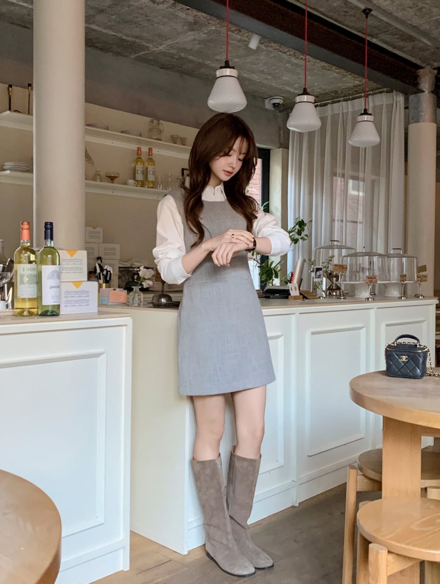 Vẻ yêu kiều lại nằm ở thần thái tổng thể mà trang phục mang lại. Váy gile không quá nổi bật nhưng vẫn đủ để tạo dấu ấn riêng cho người mặc.