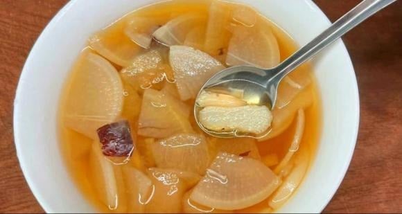 Lê có tác dụng dưỡng ẩm cho phổi, làm dịu niêm mạc hô hấp đang bị khô và kích ứng. 