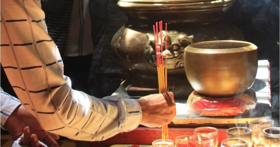 Dưới đây là 3 khung giờ cúng Rằm tháng Chạp đẹp nhất, được nhiều người làm ăn, buôn bán và gia đình coi trọng từ xưa đến nay.