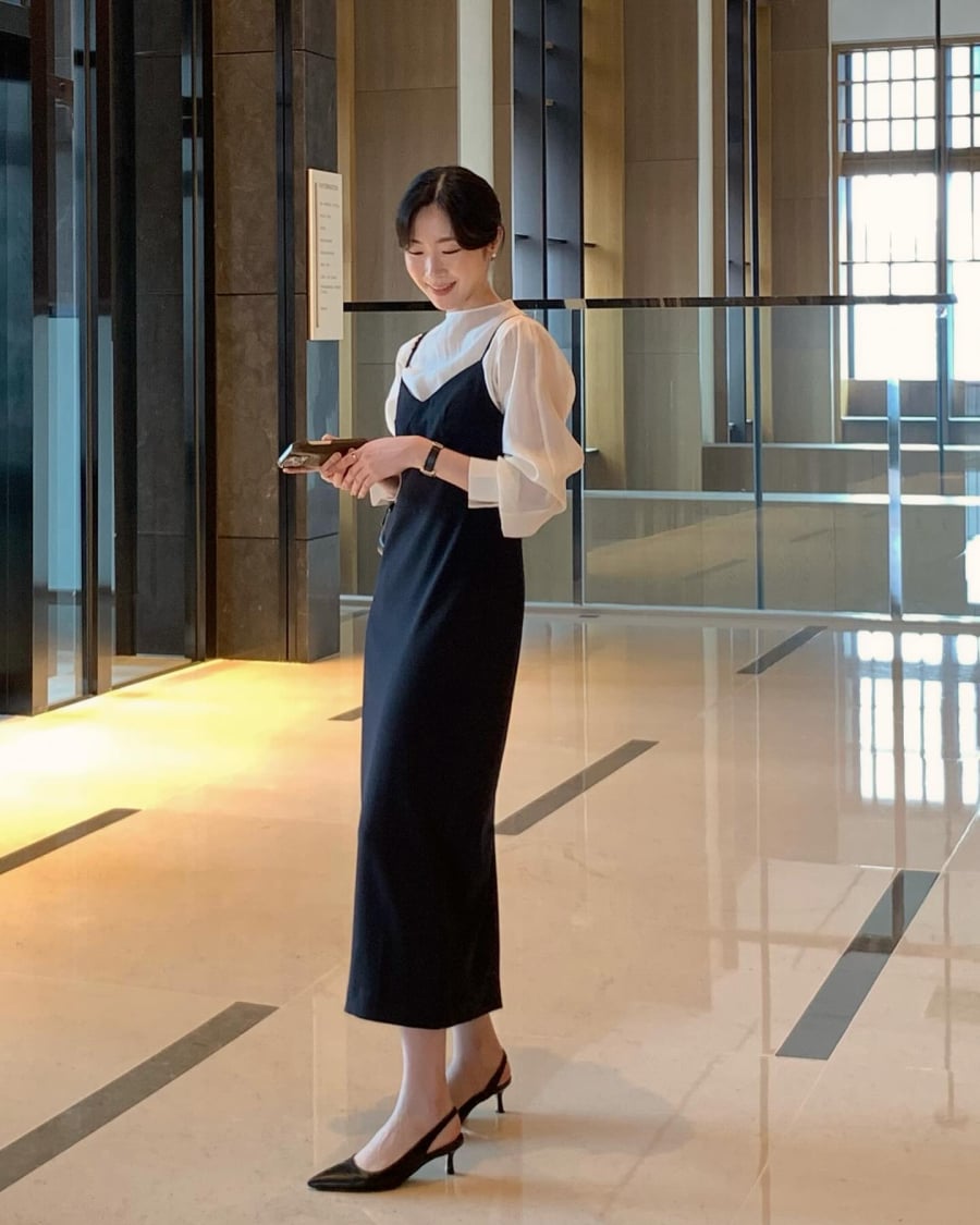 Khi chuyển sang các hoạt động sau giờ làm, chỉ cần thay đổi giày dép và phụ kiện là tổng thể đã trở nên thoải mái, phù hợp để dạo phố hay cà phê cùng bạn bè mà không cần mất thời gian thay đồ.