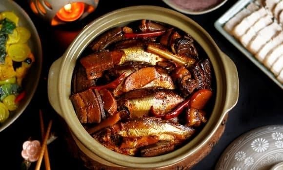 Về cách chế biến, cá mòi kho vẫn là món phổ biến và dễ ăn nhất.