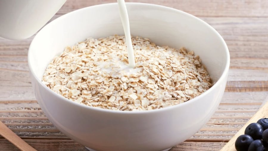 Yến mạch chứa nhiều xơ, có tác dụng tạo cảm giác no lâu, giúp hạn chế thèm ăn.