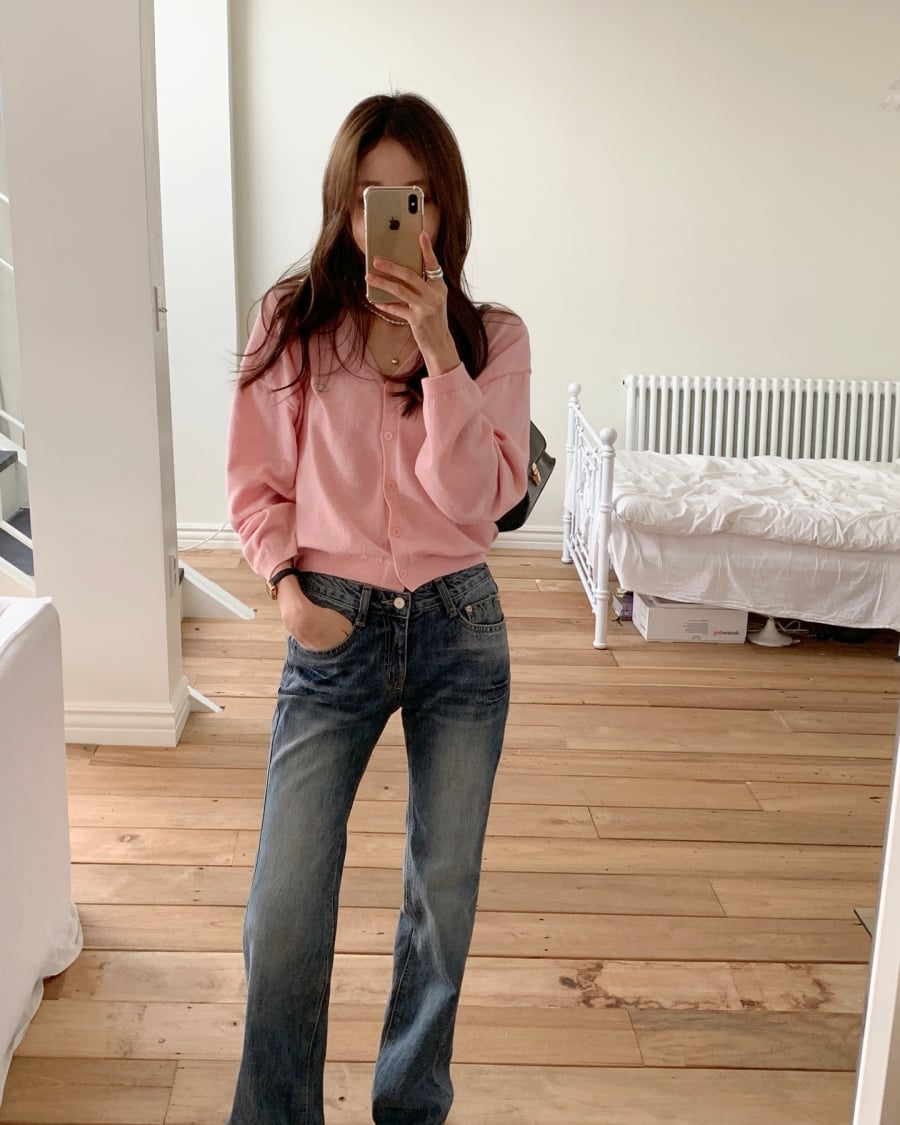 Quần jeans xanh cơ bản khi đi cùng cardigan màu trung tính như trắng, xám, nâu hoặc đen sẽ tạo nên tổng thể hài hòa, dễ ứng dụng.