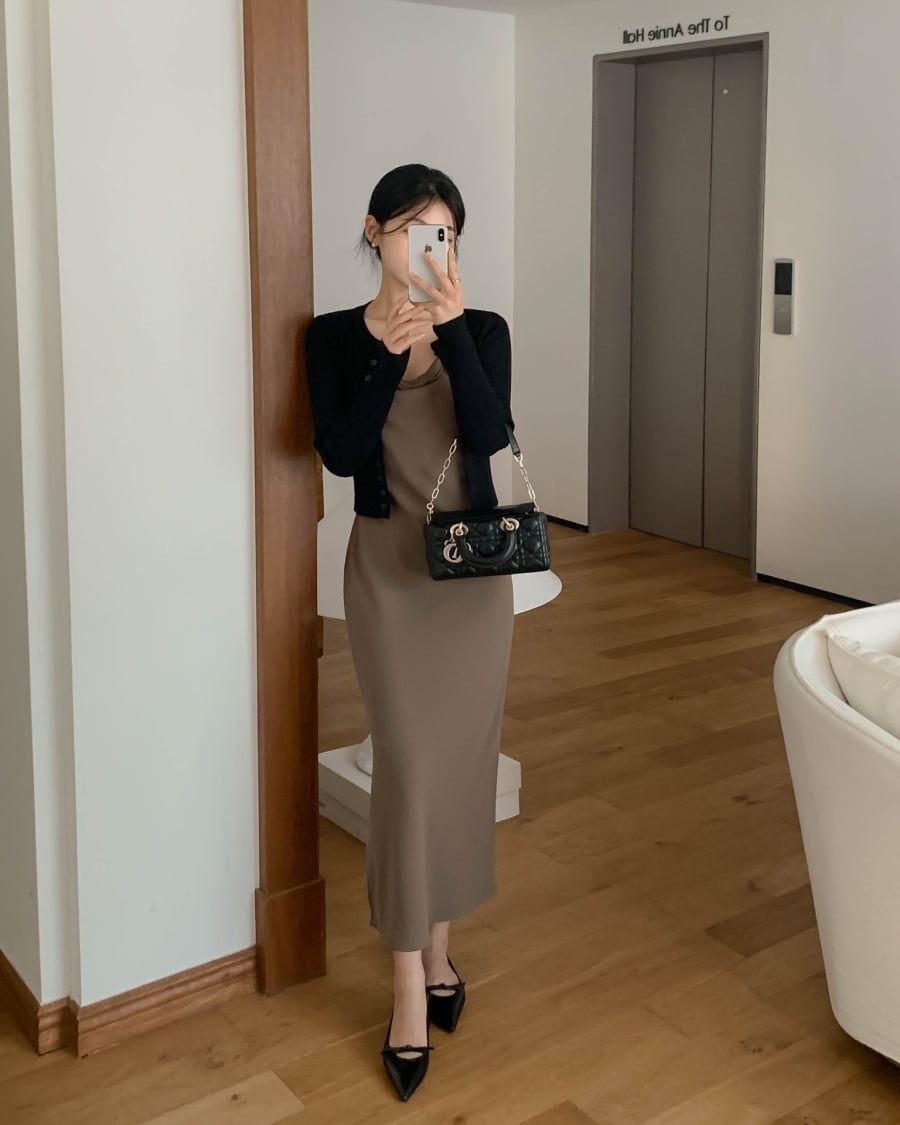  Chỉ cần khoác thêm cardigan mỏng bên ngoài váy hoa hoặc váy trơn, tổng thể trang phục đã mang đậm tinh thần mùa xuân.