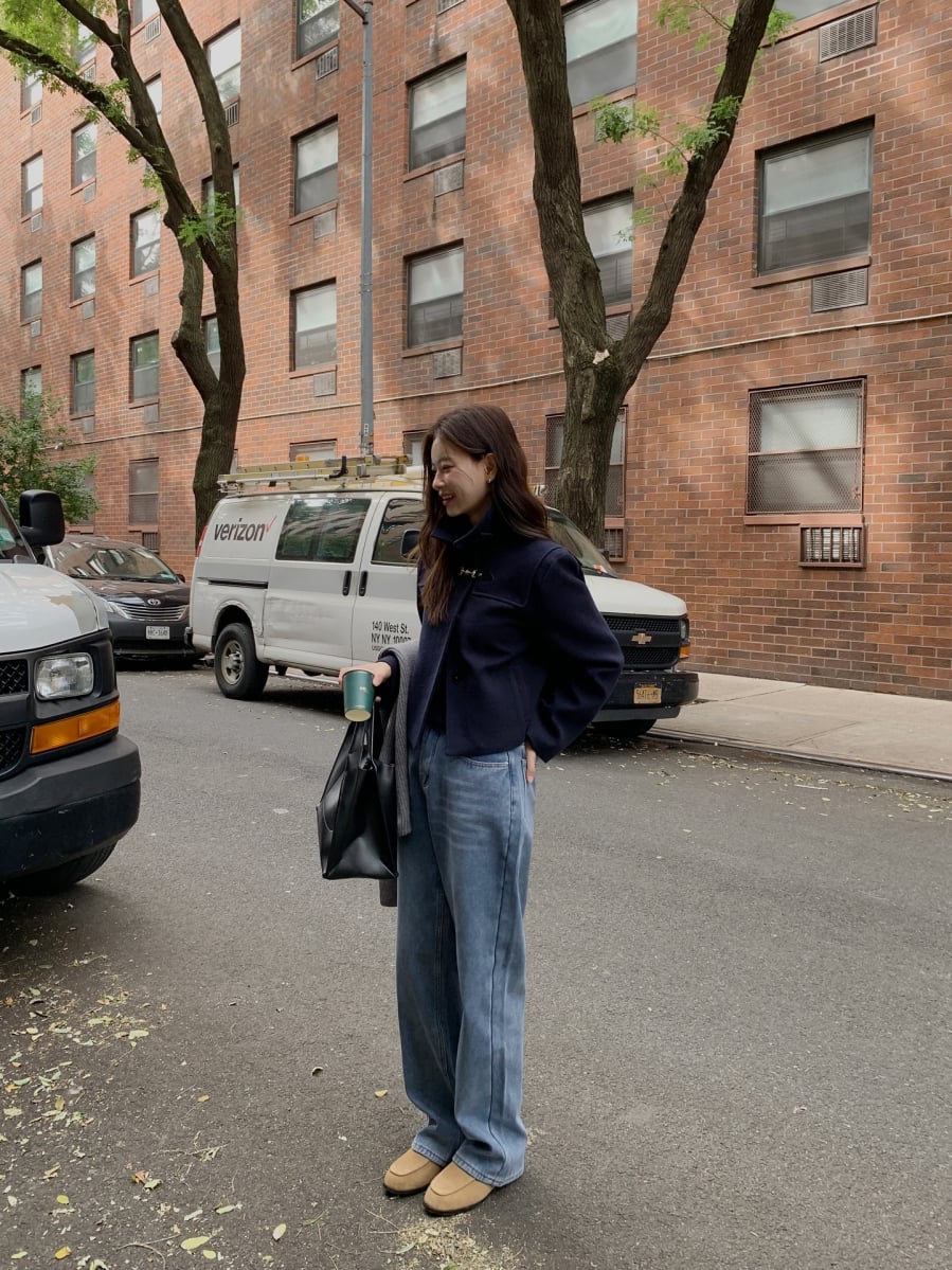 Áo thun đen, áo len xám hay blazer nâu sẫm khi đi cùng quần jeans xanh hoặc chân váy denim sẽ tạo nên tổng thể hài hòa, vừa chỉn chu vừa trẻ trung.