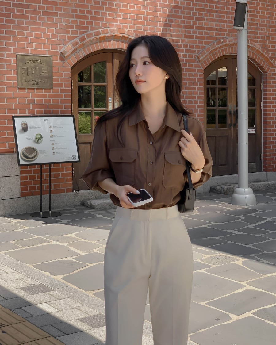 Màu trắng đóng vai trò cân bằng thị giác, giúp trang phục tối màu trở nên nhẹ nhàng và trẻ trung hơn.