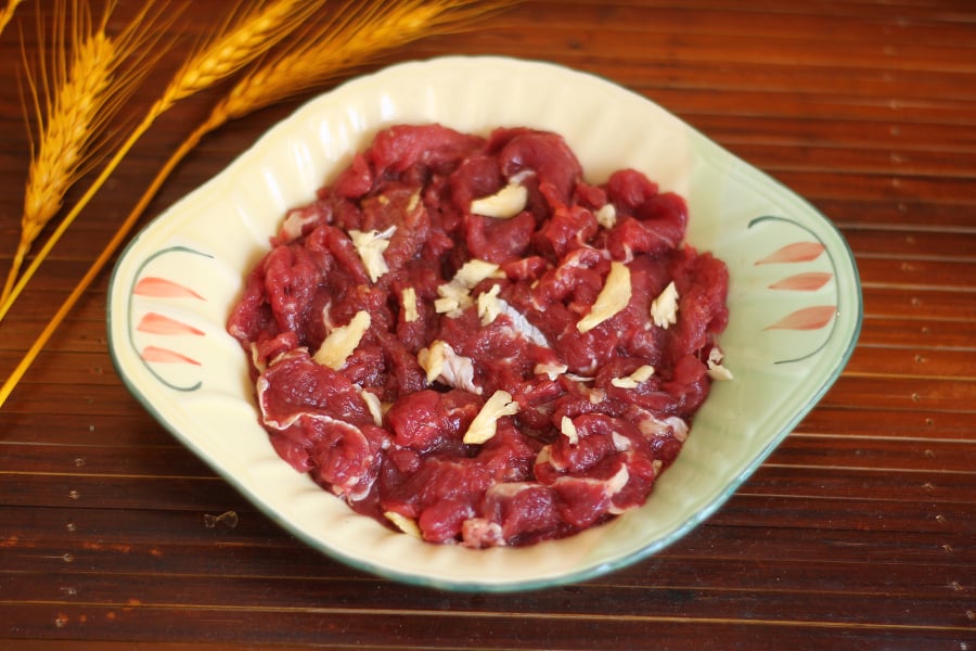 Thực tế, bí quyết để thịt bò mềm không nằm ở việc ướp cầu kỳ, mà chỉ cần đúng một thứ quen thuộc, có sẵn trong hầu hết mọi gian bếp.