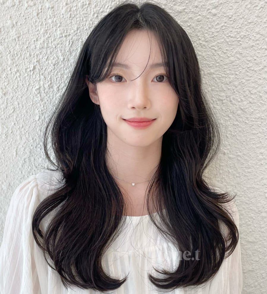 Độ xoăn vừa phải cũng giúp kiểu tóc này dễ ứng dụng và ít rủi ro.