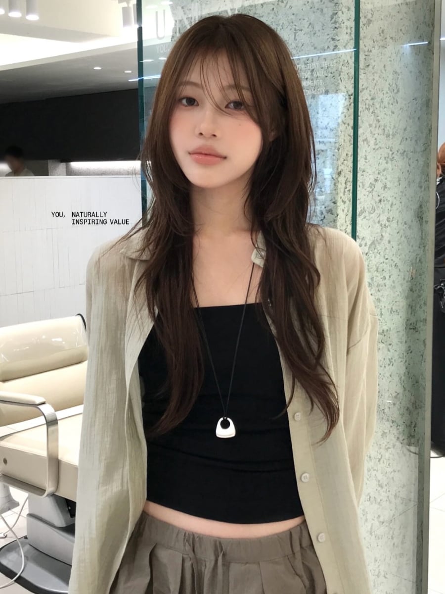 Trong những ngày Tết bận rộn, tóc xoăn layer không đòi hỏi tạo kiểu cầu kỳ mà vẫn giữ được độ vào nếp tự nhiên.