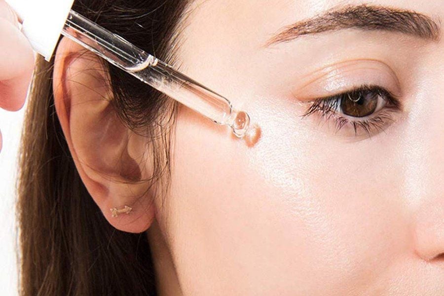 Khi làn da đã được làm sạch và cân bằng, serum đóng vai trò như bước kích hoạt, đưa dưỡng chất đến đúng vị trí cần thiết thay vì chỉ lưu lại trên bề mặt. 