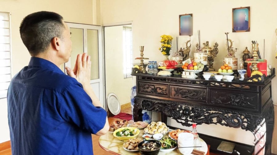 Sau khi hoàn tất lễ cúng Rằm tháng Chạp, gia chủ nên hạ mâm cỗ cúng để thụ lộc. Đây là thứ không nên để quá lâu trên bàn thờ.