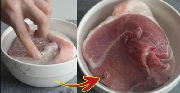 Giấm chứa axit axetic có tác dụng làm giảm điểm đóng băng của nước, giúp thịt rã đông nhanh hơn. 