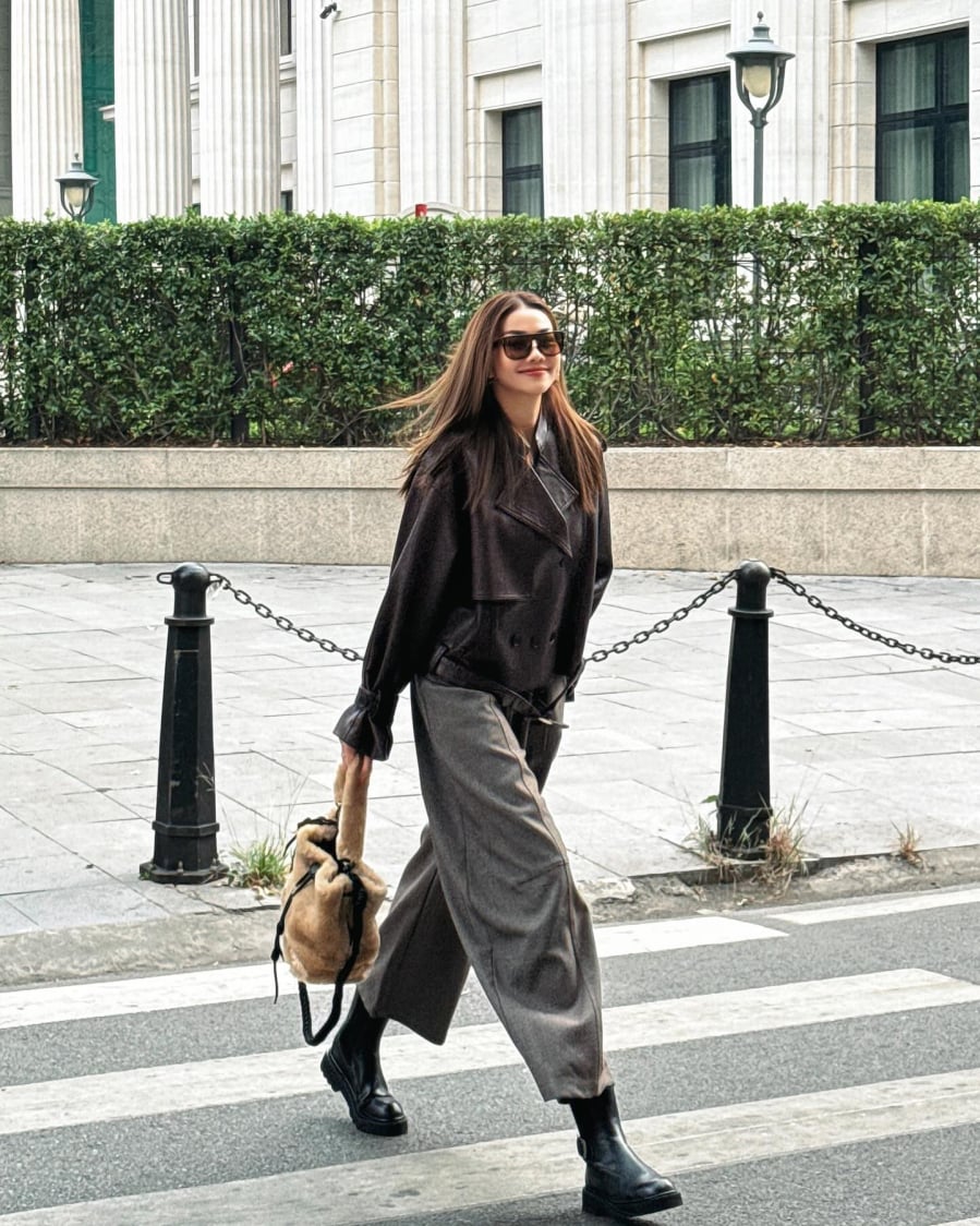 hững thiết kế dáng ngắn hoặc dáng suông vừa phải, hạn chế chi tiết rườm rà sẽ giúp tổng thể trông gọn gàng và hiện đại hơn.