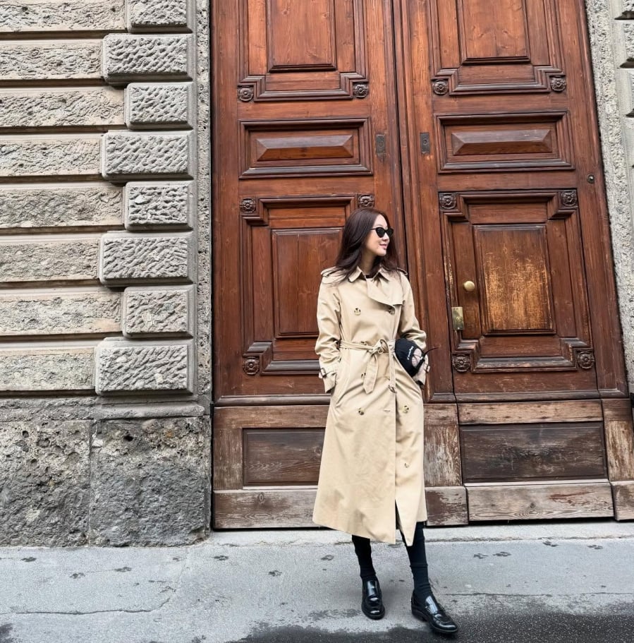 Những mẫu trench coat có độ dài vừa phải, không quá dài chạm mắt cá chân sẽ giúp tổng thể trông gọn gàng hơn. 
