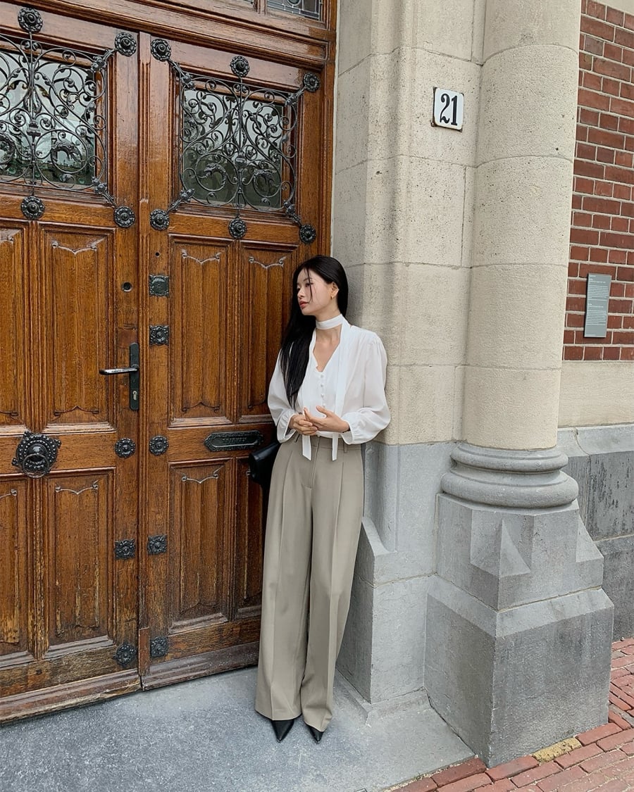 Khi kết hợp cùng áo sơ mi hoặc áo kiểu đơn giản, tổng thể trang phục sẽ vừa gọn gàng vừa tôn dáng rõ rệt.