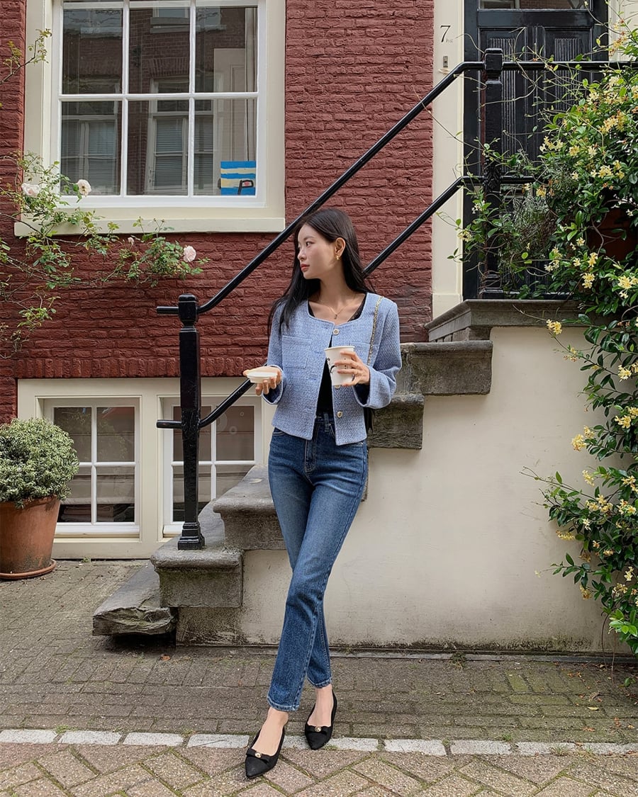 Với người thấp, jeans ống đứng là kiểu dáng dễ mặc nhất vì giữ được sự cân đối, không quá ôm sát cũng không quá rộng.