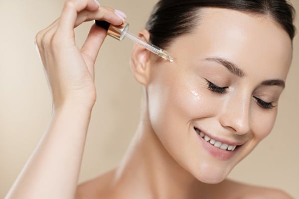 Các serum dành cho da lão hóa thường xoay quanh những nhóm thành phần đã được nghiên cứu kỹ lưỡng.