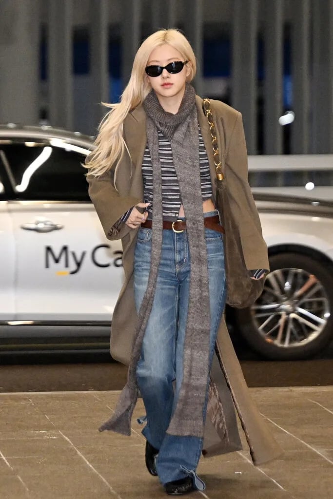 Trong những set đồ này, quần jeans thường đóng vai trò nền với phom dáng suông, màu xanh cổ điển hoặc đen, tạo sự cân bằng cho tổng thể. 