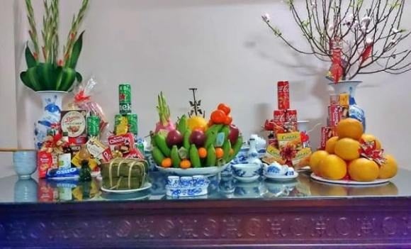 Trong thực tế, bàn thờ gia tiên thường được bố trí ở trung tâm ngôi nhà và quay về hướng nam. Với cách sắp xếp này, bình hoa sẽ đặt bên trái bàn thờ, còn đĩa trái cây đặt bên phải.