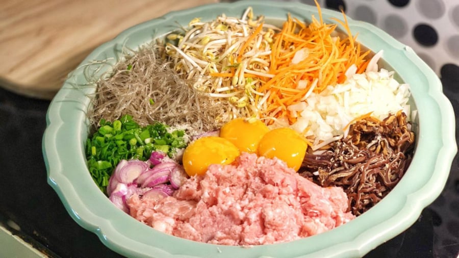 Khi gói nem để cấp đông, bạn nên sử dụng ít lòng trắng trứng, chủ yếu dùng lòng đỏ hoặc không sử dụng trứng.