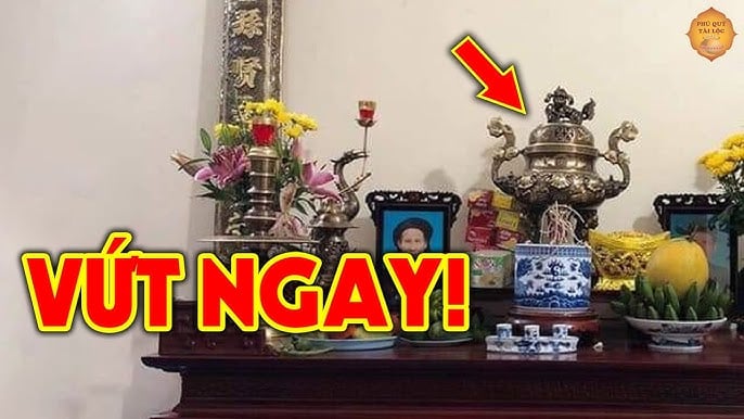 Sau một năm thắp hương liên tục, bát hương thường bị đầy chân nhang. 