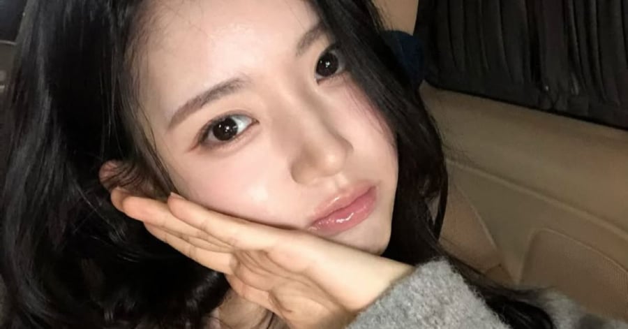 Chỉ cần đôi môi đủ ẩm và màu son phù hợp, gương mặt đã có thể trở nên mềm mại và sáng sủa hơn.